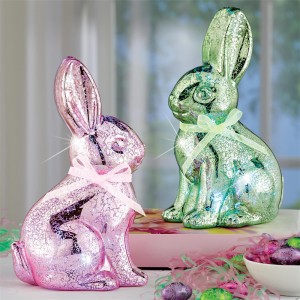 Sklenená veľkonočná dekorácia so zajačikom na stolovú výzdobu