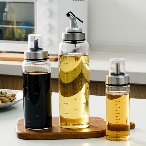 Amazon Borosilicate Sauce Cruet Measuring Glass Bottle Cooking သံလွင်ဆီ Vinegar Dispenser သည် Spout ဖြင့် သွန်းလောင်းခြင်း