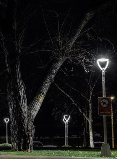 Dvorišne svjetiljke uglavnom se koriste za vanjsku rasvjetu u urbanim sporim uličicama, uskim uličicama, stambenim područjima, slikovitim mjestima, parkovima, trgovima i drugim javnim mjestima.