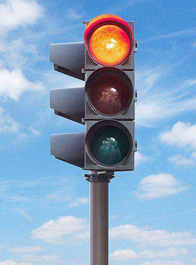 ट्राफिक लाइटले सामान्यतया रातो, पहेँलो र हरियो (हरियो नीलो-हरियो) मिलेर प्रत्यक्ष ट्राफिकलाई संकेत गर्छ।