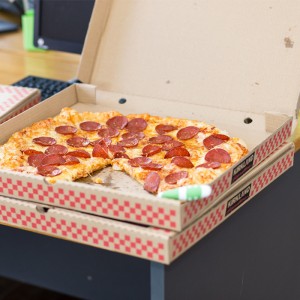 د 12 پیزا بکسونه د عمده خرڅلاو بیا کارونې وړ پیزا بکس 16 انچ پیزا د ګمرک بسته بندۍ ډالۍ میتای کاغذ بکسونه