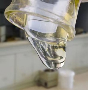Az forró alifás poliuretán akril poliuretán UV gyantát széles körben használják vákuum-galvanizálásban és műanyag permetezésben