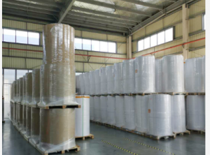 Výrobná cena OEM/ ODM Prispôsobený recyklovaný pololesklý papier natieraný štítkami surovina jumbo papierová rolka