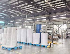 prix d'usine OEM / ODM personnalisé recyclé papier semi-brillant étiquettes enduites matière première rouleau de papier jumbo