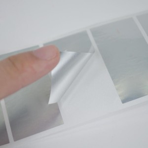 Letër argjendi mat me porosi të riciklueshme me cilësi të lartë/letër printimi ngjitëse e papërshkueshme nga uji për makinën e etiketës PVC
