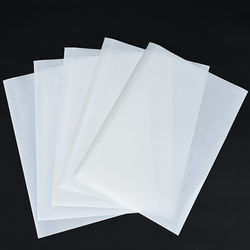 Ĉina Adhesio-Papero Presaĵo 80gsm Duonbrila Akvobazita Adhesivo Duobla Blanka Glassine Papera Etikedo Glumarko por Presi