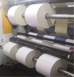 6080 proizvođač ljepljivi papir za naljepnice sjajni bijeli samoljepljivi lijevani premazani papir rola naljepnica