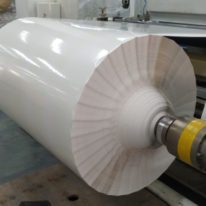 Главна ролка на производителя Самозалепваща се полипропиленова синтетична хартия Синтетична мастиленоструйна хартиена ролка за печат на етикети