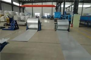 विक्री हॉट कलर स्टोन लेपित स्टील रूफ फॉर्मिंग मशीन वाळू स्फोट उत्पादन लाइन
