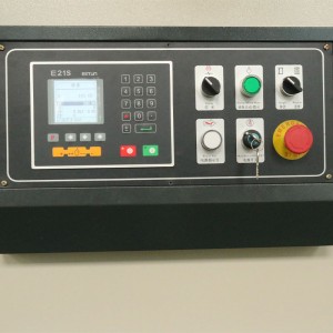 Mașină de forfecare cu controler hidraulic pentru formarea plăcilor de fier și aluminiu