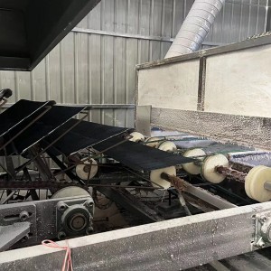 रंगीन स्टील पत्थर लेपित धातु छत टाइल बनाने की मशीन चीन में बनी