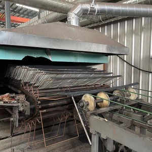 Kiinassa valmistettu värillinen teräskivipinnoitettu metallikattotiilien valmistuskone