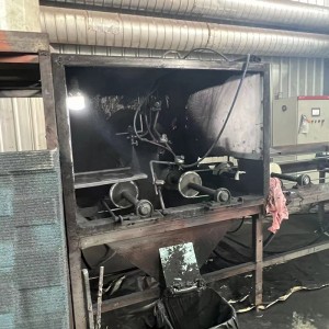 Stroj na výrobu kovových strešných dlaždíc z farebnej ocele potiahnutý kameňom vyrobený v Číne