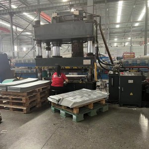 Màquina de fabricació de rajoles metàl·liques recobertes de pedra d'acer de color fabricada a la Xina