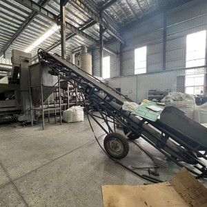 Stroj za izdelavo kovinskih strešnikov, prevlečenih z barvnim jeklenim kamnom, izdelan na Kitajskem