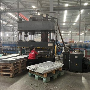 Spalvotų plieninių akmenų dengtų metalinių stogo čerpių gamybos mašina, pagaminta Kinijoje