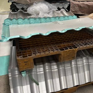 Çin istehsalı olan rəngli polad daşla örtülmüş metal dam plitələrinin hazırlanması maşını