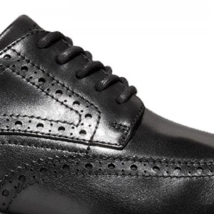 ნაოჭების საწინააღმდეგო სუფთა ტყავის მაქმანებიანი შავი მამაკაცის ფეხსაცმელი