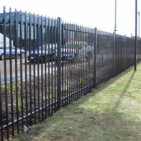 د نوي ډیزاین ارزانه اوسپنې باڑ پینل د فولادو فلزي پکیټ زینتي باڑ