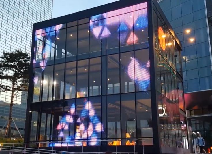 Stikla caurspīdīgs LED ekrāns āra stikla fasādes mediju sienai