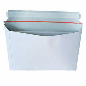 Плоскі картонні білі листи формату А4 із самозапечатуваною транспортною стрічкою
