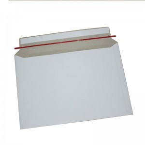 Samoprzylepne opakowania wysyłkowe z płaskiego, sztywnego kartonu, w kolorze białym, w formacie A4, z taśmą zrywającą