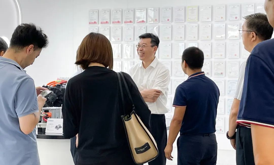 Warmly welcome the visit of  热烈欢迎China Electric Vehicle Hundred People Association, Beijing Tsinghua Industrial Development Research Institute, Suizhou leaders and guests to YIWEI New Energy Au...