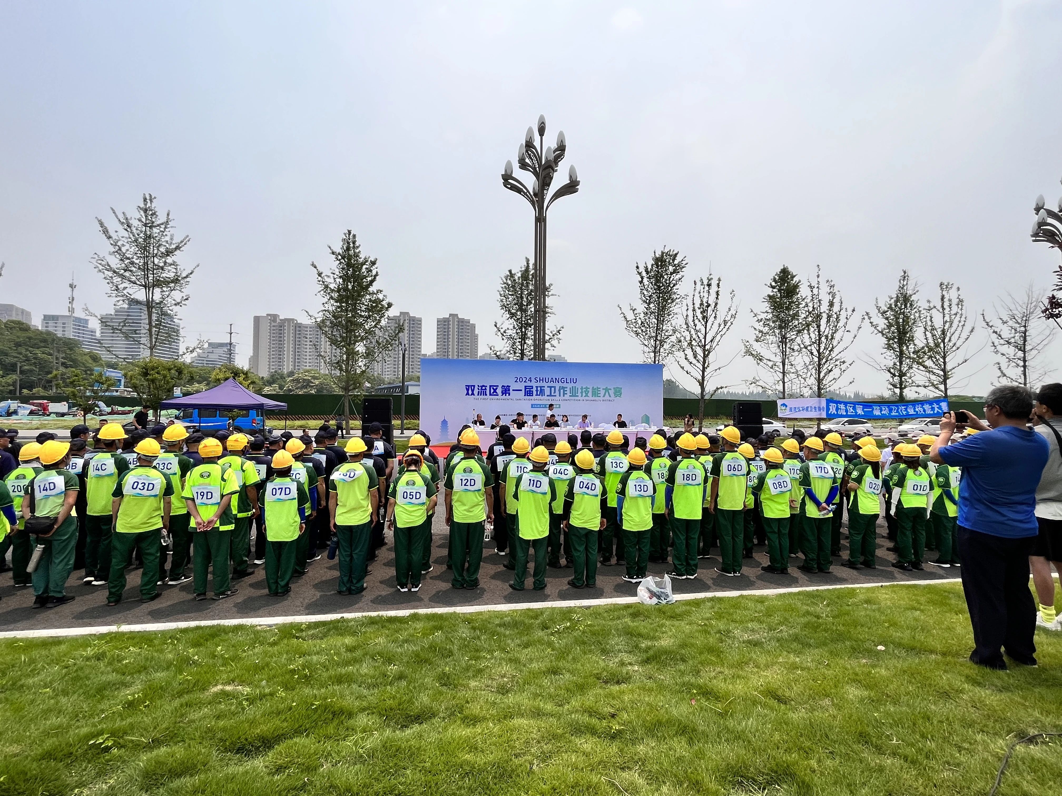 The First Environmental Sanitation Operation Skills Competition in Shuangliu District Successfully Held with YIWEI Electric Vehicles Demonstrating the Hard Power of Sanitation Vehicles