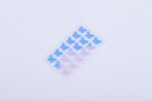 Designerski kolorowy plaster hydrokoloidowy na trądzik z niebieskim motylem