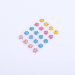 Populær hydrokolloid akneplaster med smilefjes trykt i forskjellige farger