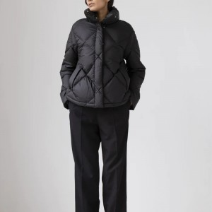 Women Down Coat 100% Polyester Waterproof Lapel Collar Front Button Closure Welt Pockets Wholesale Winter