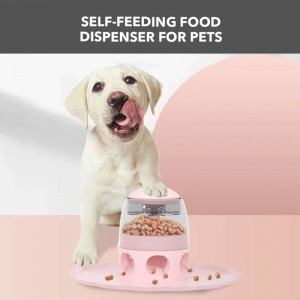 Pressing the button for feeding Pet self-feeding Machine