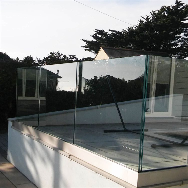AG10 Embraces Elegance and Safety: A Revolutionary Glass Balcony Solution