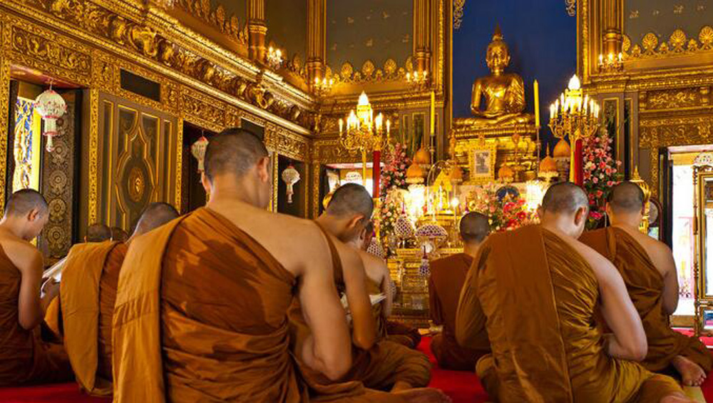 Que festivais budistas importantes en Tailandia usan velas?