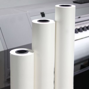 U travagliu di carta di sublimazione cù l'inchiostro di sublimazione è l'impresora à jet d'inchiostro per tazze, magliette, tessuti leggeri è altri spazii di sublimazione