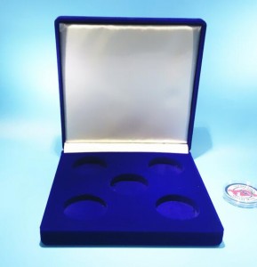 Žametna škatla s policami s prilagojenim logotipom iz folije