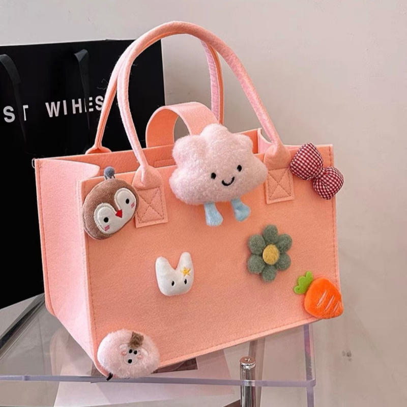 Kleine Einkaufstasche aus Filz. Süße Cartoon-Einkaufshandtasche