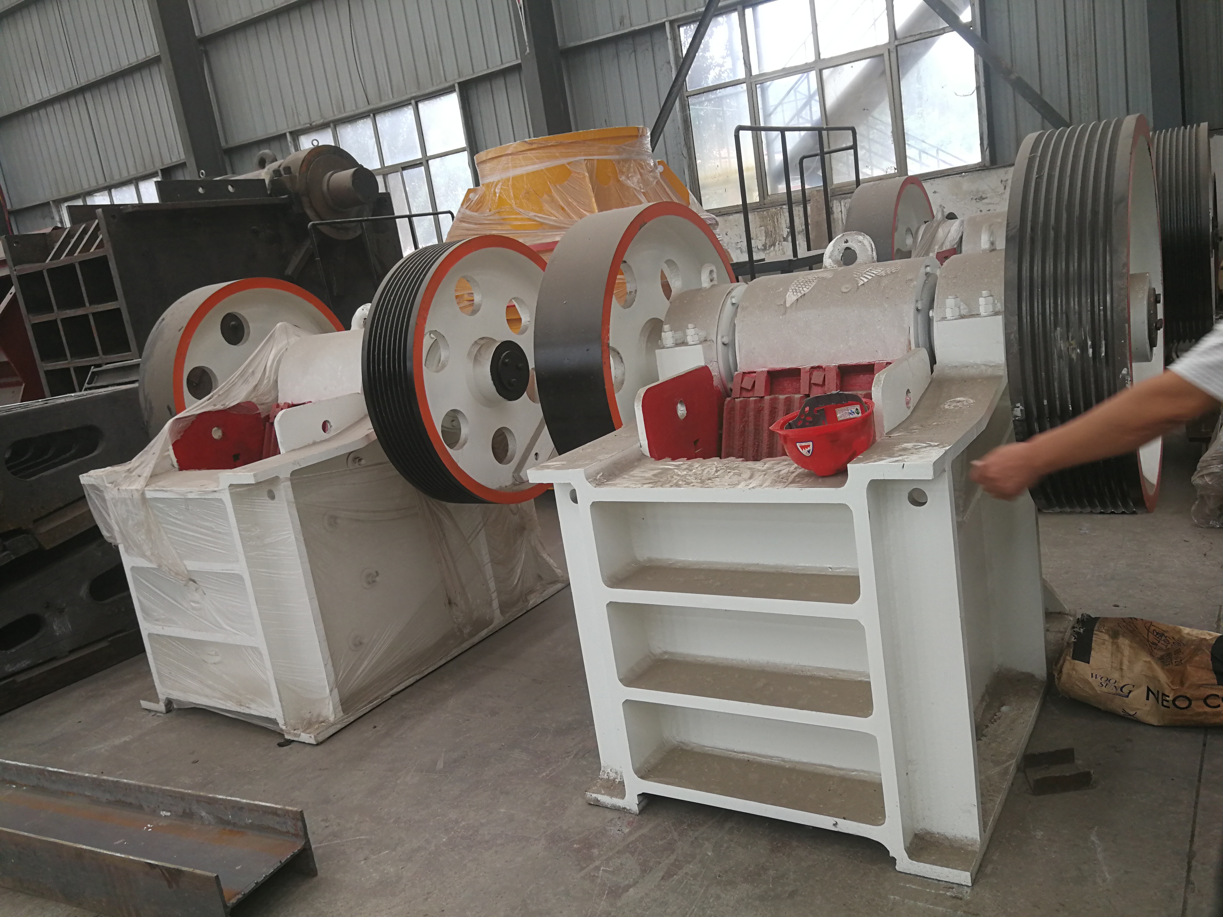 What kind of crusher is good for crushing iron ore? Jaw crusher, cone crusher or double roller crusher?
