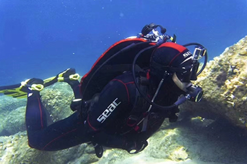 Diving gamit ang Auway diving suit sa Maldives