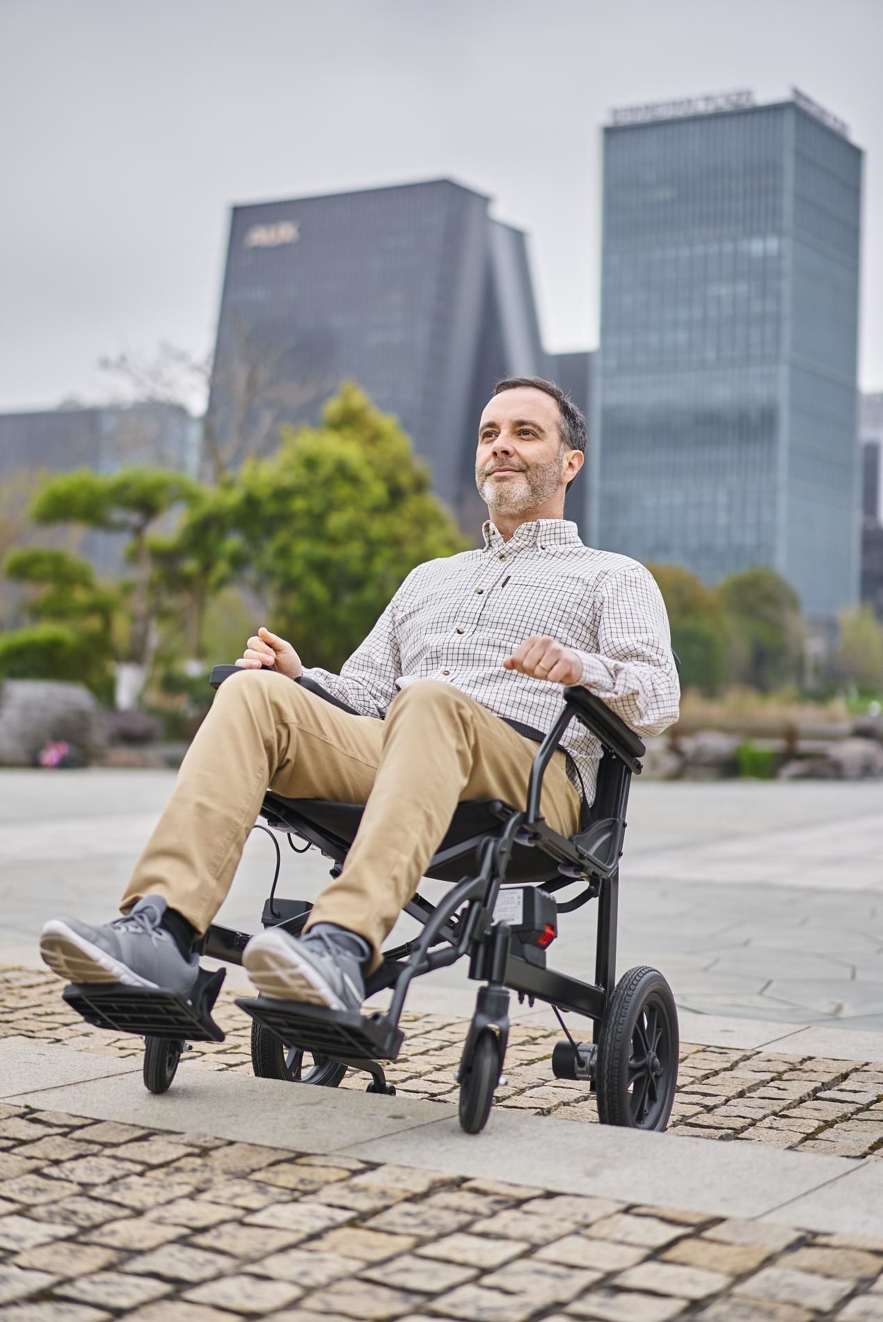 China electric wheelchair supplier:choose electric wheelchair or electric scooter? Why?