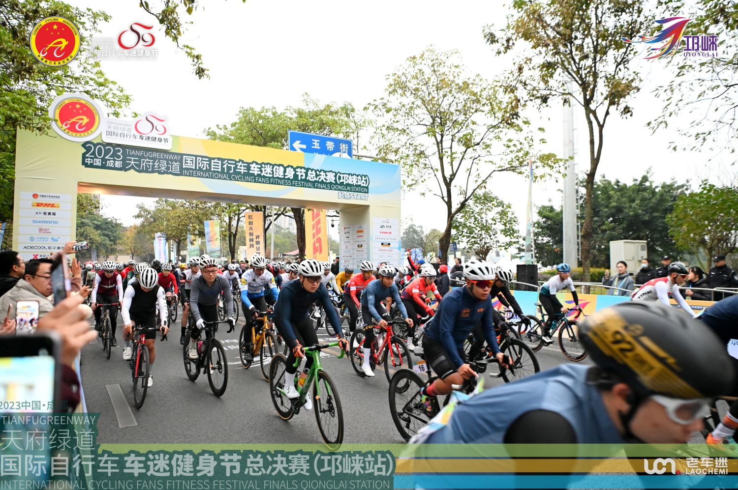 Beoka는 선수들이 2023 Tianfu Greenway International Cycling Fans Fitness Festival 결승전에 전력 질주하도록 돕습니다.