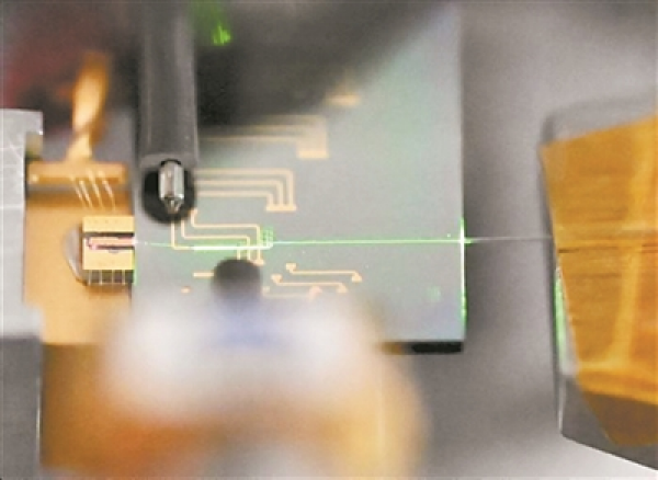 Laserek ultralez a performansa bilind bi qasî serê tiliyek