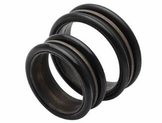 Floating oil seal features