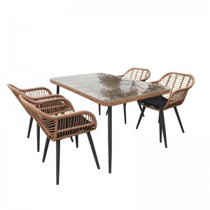 Rektangulært spisebord med glassplate sett med stoler i rotting