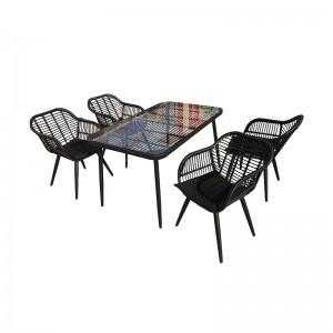 Rektangulært spisebord med glassplate sett med stoler i rotting