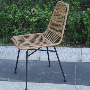Обідній стілець із ротанга, який можна штабелювати на відкритому повітрі