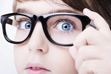 Adakah cermin mata menghalang cahaya biru berguna?