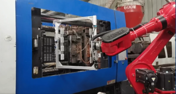 Com utilitzar robots per a treballs d'emmotllament per injecció