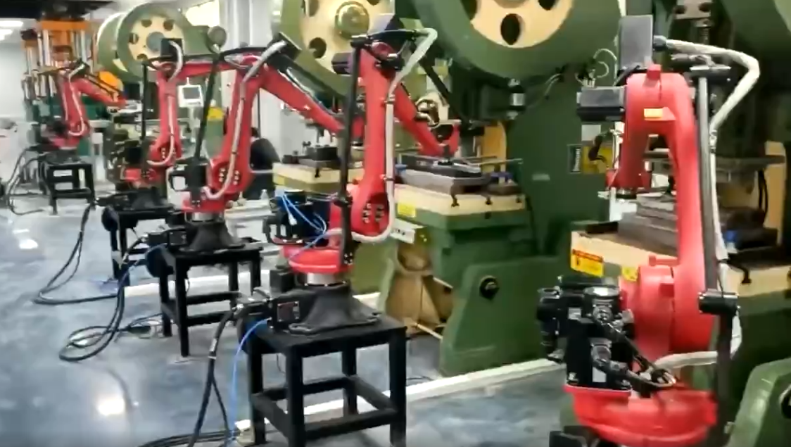 Robots ar Dualgas ag Cluichí na hÁise