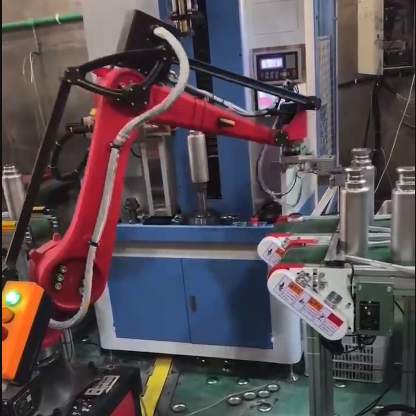 Каковы различия в конструкции, функциях и применении между промышленными роботами и роботизированными руками?